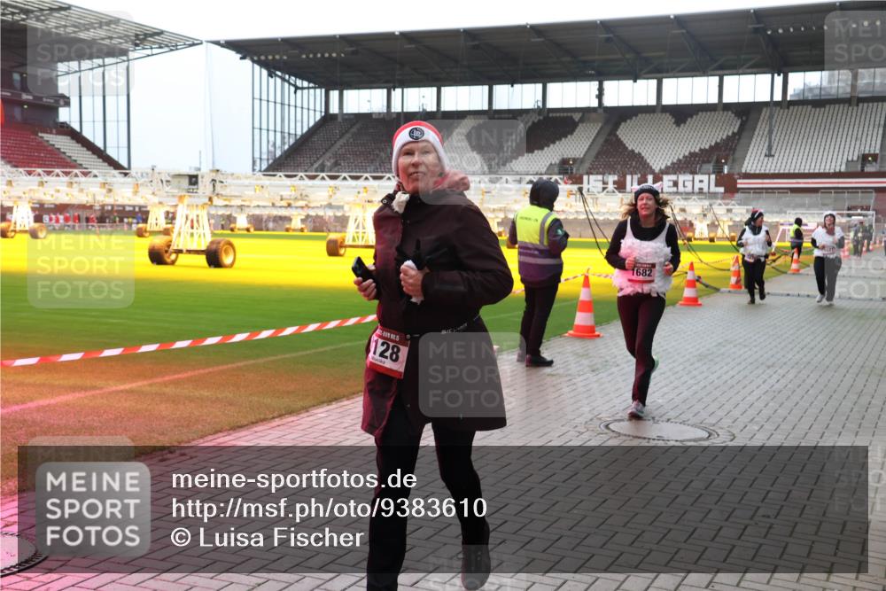 07.12.2025 - St. Pauli X-Mass-Run No. 15 Luisa Fischer http://msf.ph/oto/9383610 07.12.2025 10:54:03 Ziel 200, 881, 10, 5, 128, 1682, 106, 546, 1478, 1679, 1680, 1681, 1682, 1683, 1684, 3128 meine-sportfotos.de
