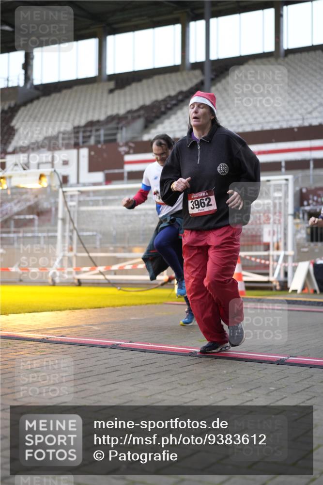 07.12.2025 - St. Pauli X-Mass-Run No. 15 Patografie http://msf.ph/oto/9383612 07.12.2025 10:25:07 Ziel 1012, 1977, 1987, 1995, 3962, 4335, 4431, 4474, 4513, 4514, 4846 meine-sportfotos.de