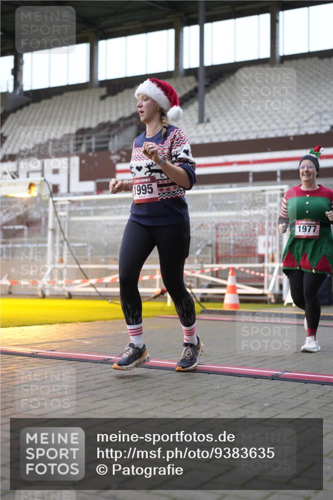07.12.2025 - St. Pauli X-Mass-Run No. 15 Patografie http://msf.ph/oto/9383635 07.12.2025 10:25:09 Ziel 1012, 1977, 1987, 1995, 3962, 4121, 4201, 4204, 4284, 4335, 4431, 4513, 4514 meine-sportfotos.de