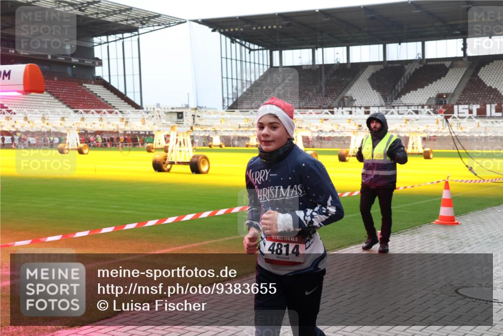 07.12.2025 - St. Pauli X-Mass-Run No. 15 Luisa Fischer http://msf.ph/oto/9383655 07.12.2025 10:54:33 Ziel 15, 4814, 1478, 1489, 4814 meine-sportfotos.de