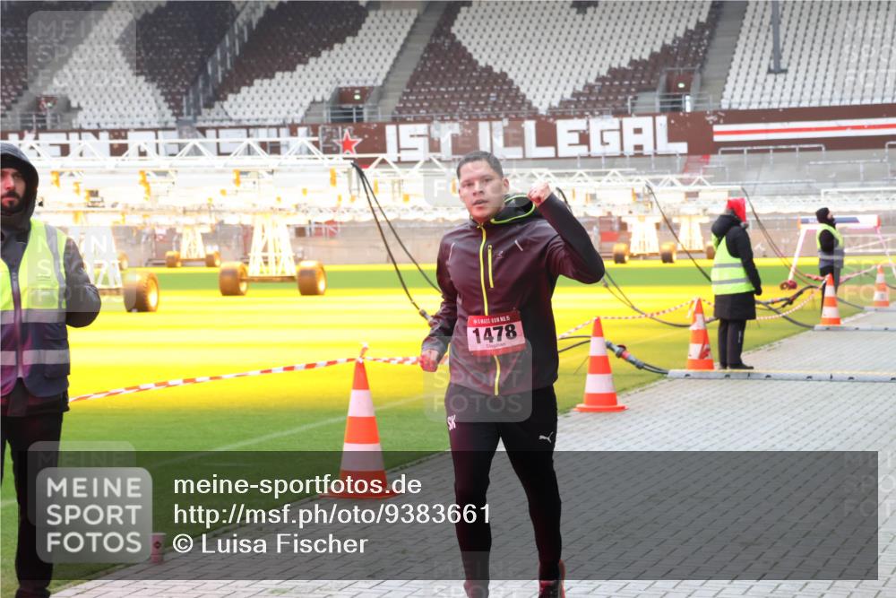 07.12.2025 - St. Pauli X-Mass-Run No. 15 Luisa Fischer http://msf.ph/oto/9383661 07.12.2025 10:54:35 Ziel 15, 1478, 1478, 1489, 4814 meine-sportfotos.de