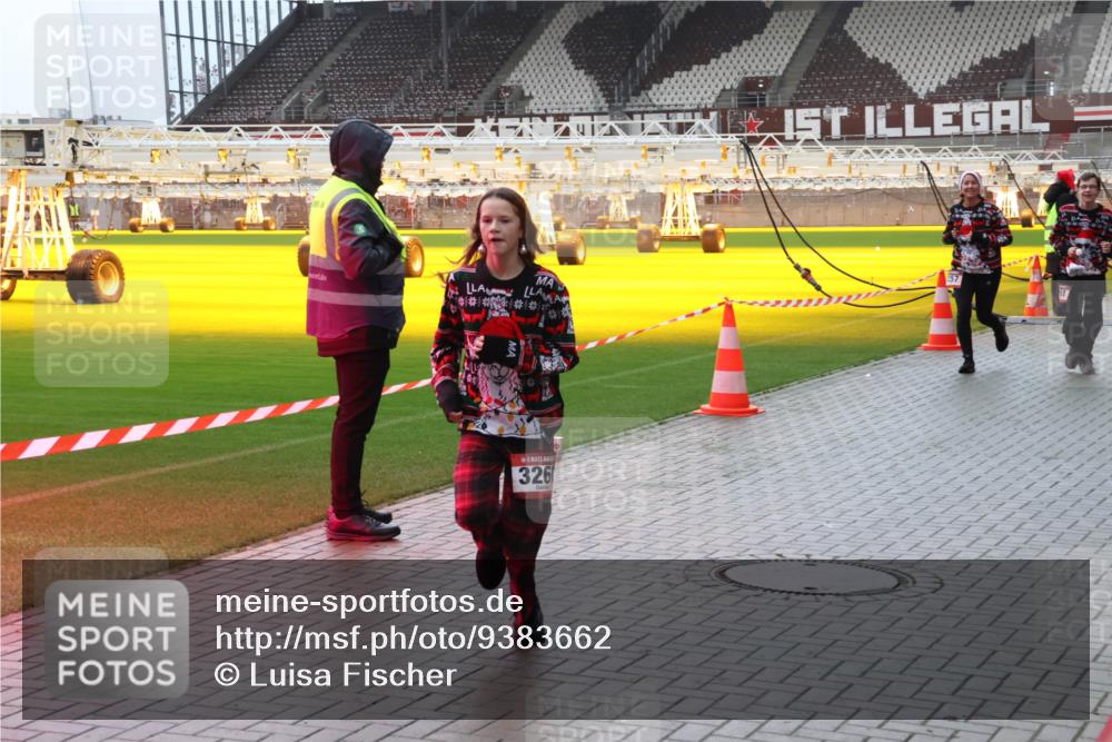 07.12.2025 - St. Pauli X-Mass-Run No. 15 Luisa Fischer http://msf.ph/oto/9383662 07.12.2025 11:26:39 Ziel 326, 610, 624, 674, 678, 1079, 1344, 1345, 1356, 1498, 1501, 1593, 1632, 1673, 2055, 2059, 2063, 2066, 2069, 2074, 2088, 2124, 2145, 2161, 2166, 2198, 2255, 2257, 2260, 2265, 2637, 2786, 2795, 3050, 3051, 3068, 3070, 3094, 3217, 3257, 3258, 3260, 3261, 3607 meine-sportfotos.de