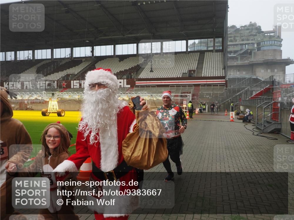07.12.2025 - St. Pauli X-Mass-Run No. 15 Fabian Wolf http://msf.ph/oto/9383667 07.12.2025 10:11:05 Ziel 57, 979, 983, 1148, 1149, 1150, 1426, 1929, 1935, 2530 meine-sportfotos.de