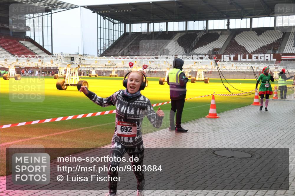 07.12.2025 - St. Pauli X-Mass-Run No. 15 Luisa Fischer http://msf.ph/oto/9383684 07.12.2025 10:54:56 Ziel 15, 692, 148, 656, 692, 1177, 1489, 2286, 2328, 2358, 2360, 2832, 3391, 3437 meine-sportfotos.de