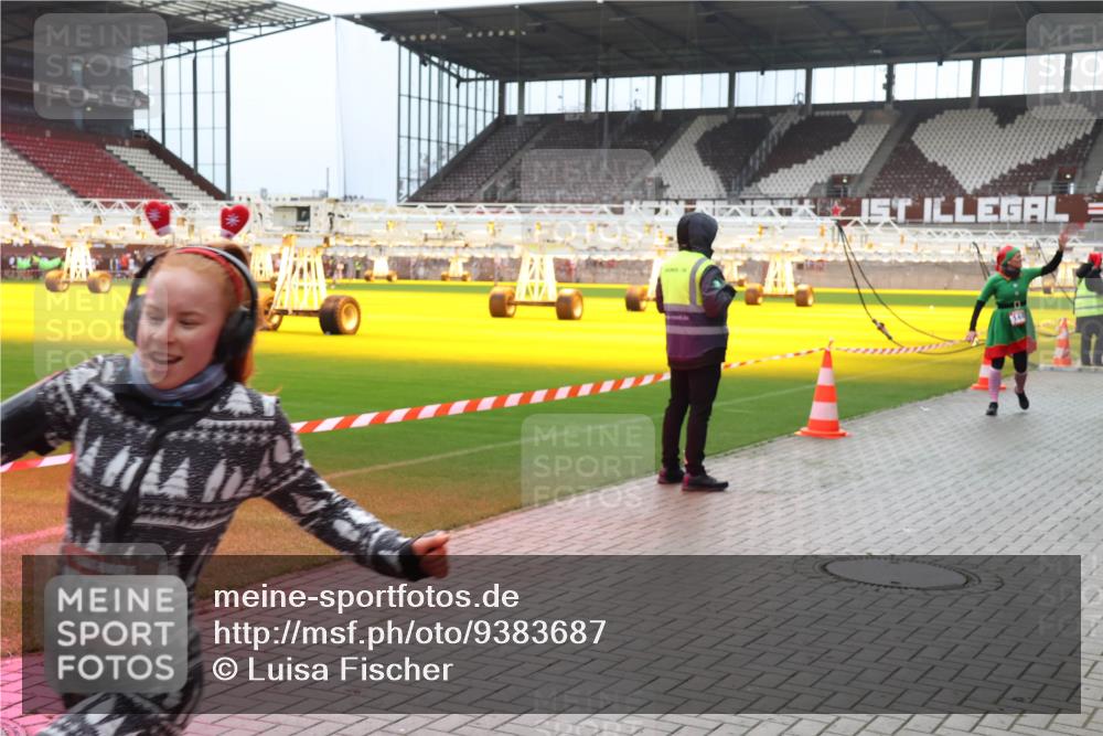 07.12.2025 - St. Pauli X-Mass-Run No. 15 Luisa Fischer http://msf.ph/oto/9383687 07.12.2025 10:54:56 Ziel 692, 14, 656, 692, 1177, 1489, 2286, 2328, 2358, 2360, 2832, 3391, 3437 meine-sportfotos.de