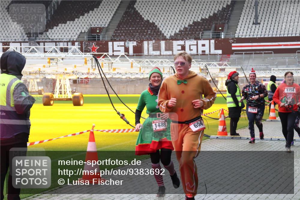 07.12.2025 - St. Pauli X-Mass-Run No. 15 Luisa Fischer http://msf.ph/oto/9383692 07.12.2025 10:54:59 Ziel 1489, 656, 1177, 2358, 656, 692, 1177, 1489, 2286, 2328, 2358, 2360, 2832, 3391, 3437 meine-sportfotos.de
