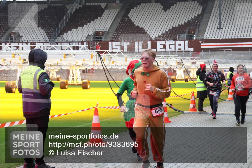 07.12.2025 - St. Pauli X-Mass-Run No. 15 Luisa Fischer http://msf.ph/oto/9383695 07.12.2025 10:54:59 Ziel 656, 1177, 2358, 656, 692, 1177, 1489, 2286, 2328, 2358, 2360, 2832, 3391, 3437 meine-sportfotos.de