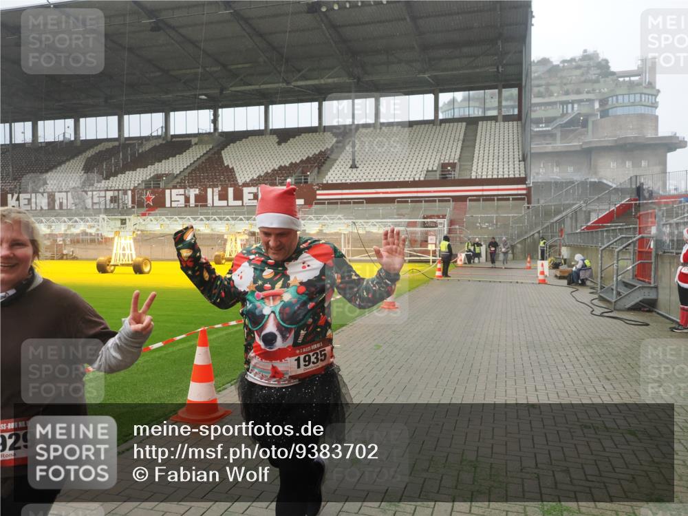07.12.2025 - St. Pauli X-Mass-Run No. 15 Fabian Wolf http://msf.ph/oto/9383702 07.12.2025 10:11:06 Ziel 57, 979, 983, 1148, 1149, 1150, 1426, 1929, 1935, 2530 meine-sportfotos.de