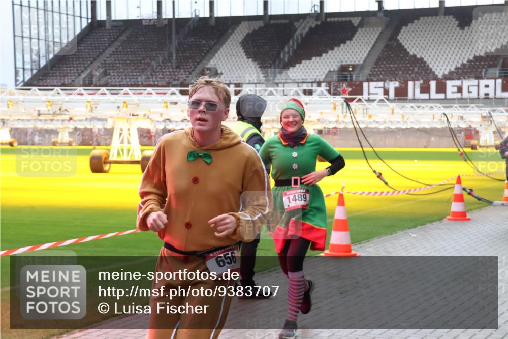 07.12.2025 - St. Pauli X-Mass-Run No. 15 Luisa Fischer http://msf.ph/oto/9383707 07.12.2025 10:55:00 Ziel 656, 1489, 656, 692, 1177, 1489, 2286, 2328, 2358, 2360, 2832, 3391, 3437 meine-sportfotos.de