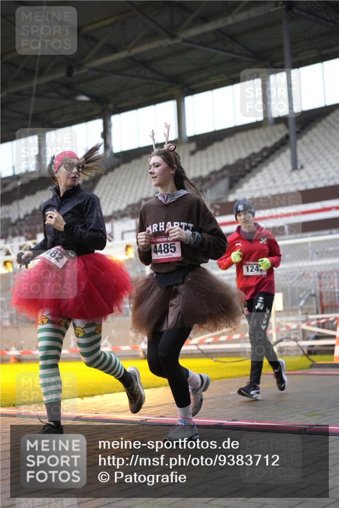 07.12.2025 - St. Pauli X-Mass-Run No. 15 Patografie http://msf.ph/oto/9383712 07.12.2025 10:25:16 Ziel 1012, 1247, 1631, 1977, 1987, 1995, 2029, 3962, 4118, 4119, 4121, 4201, 4204, 4284, 4335, 4445, 4482, 4485 meine-sportfotos.de