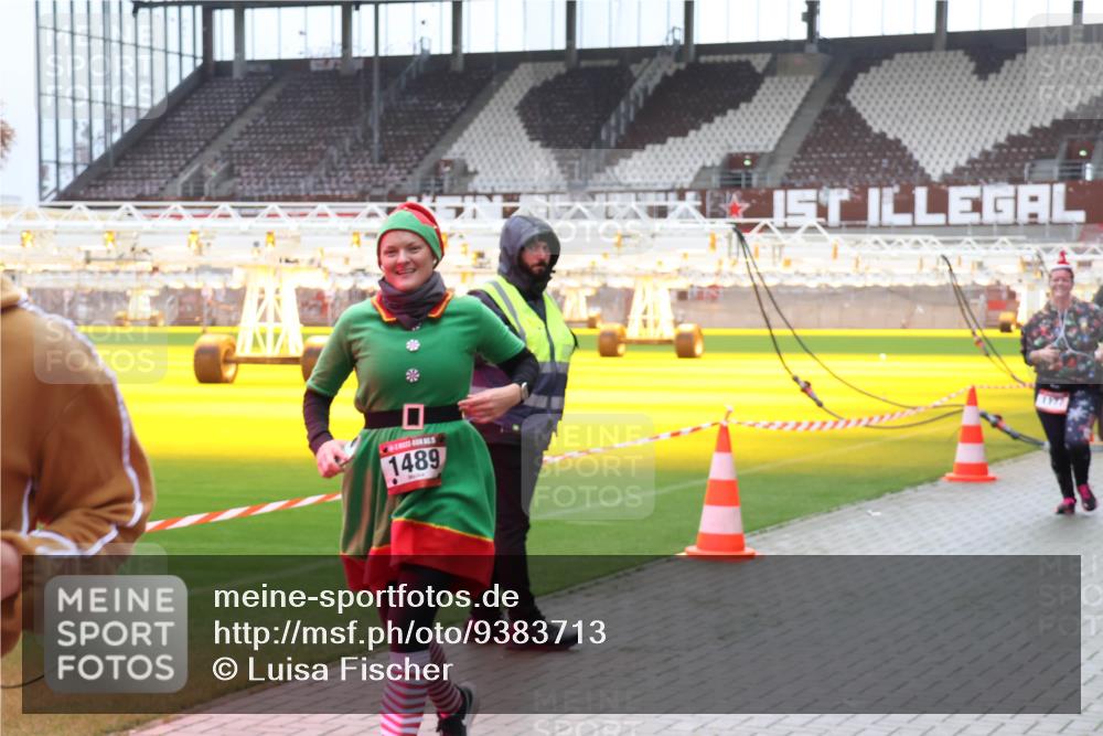 07.12.2025 - St. Pauli X-Mass-Run No. 15 Luisa Fischer http://msf.ph/oto/9383713 07.12.2025 10:55:01 Ziel 1489, 1977, 656, 692, 1177, 1489, 2286, 2328, 2358, 2360, 2832, 3391, 3437 meine-sportfotos.de