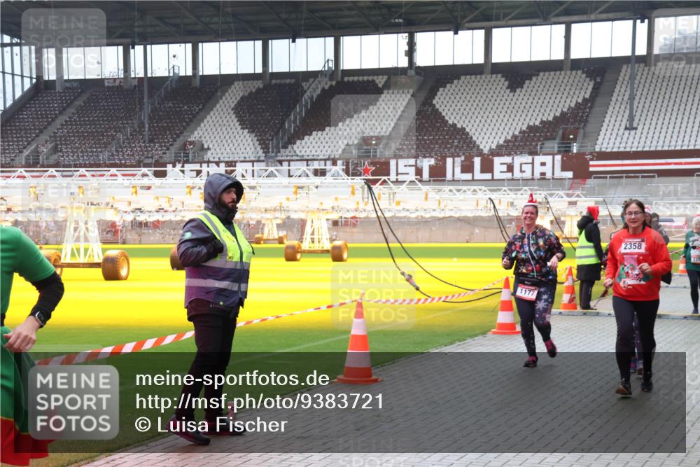 07.12.2025 - St. Pauli X-Mass-Run No. 15 Luisa Fischer http://msf.ph/oto/9383721 07.12.2025 10:55:02 Ziel 1177, 2358, 656, 692, 1177, 1393, 1489, 2286, 2328, 2358, 2360, 2832, 3391, 3437 meine-sportfotos.de