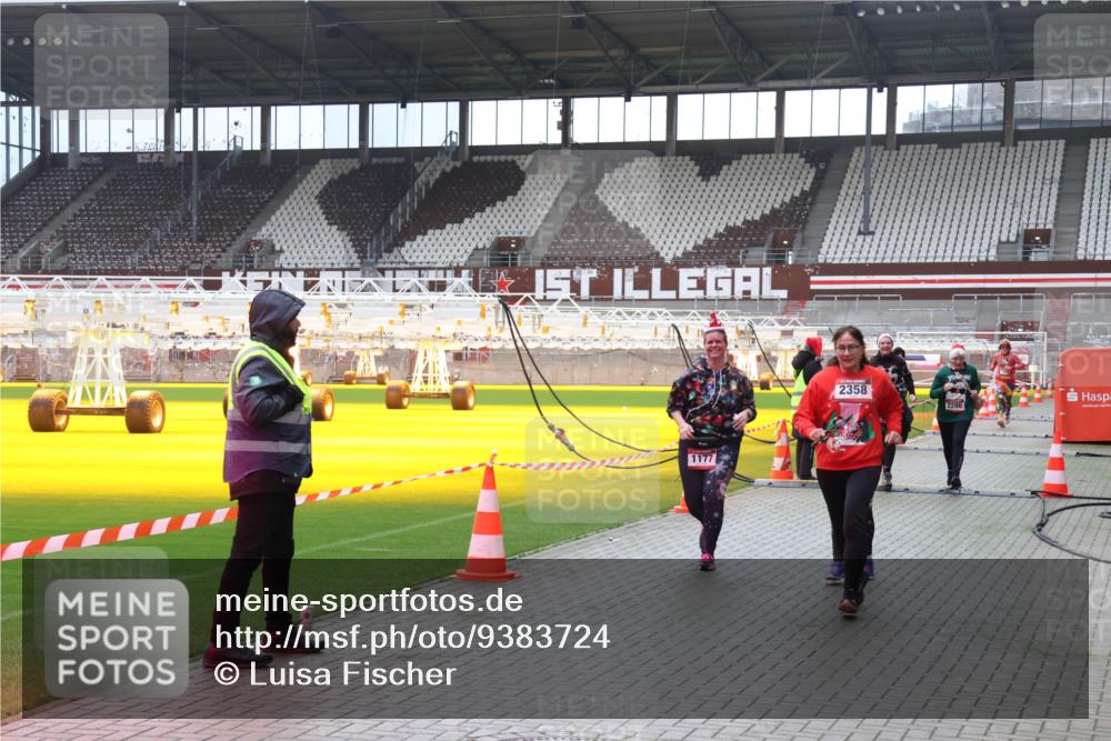 07.12.2025 - St. Pauli X-Mass-Run No. 15 Luisa Fischer http://msf.ph/oto/9383724 07.12.2025 10:55:02 Ziel 1177, 2358, 2286, 656, 692, 1177, 1393, 1489, 2286, 2328, 2358, 2360, 2832, 3391, 3437 meine-sportfotos.de