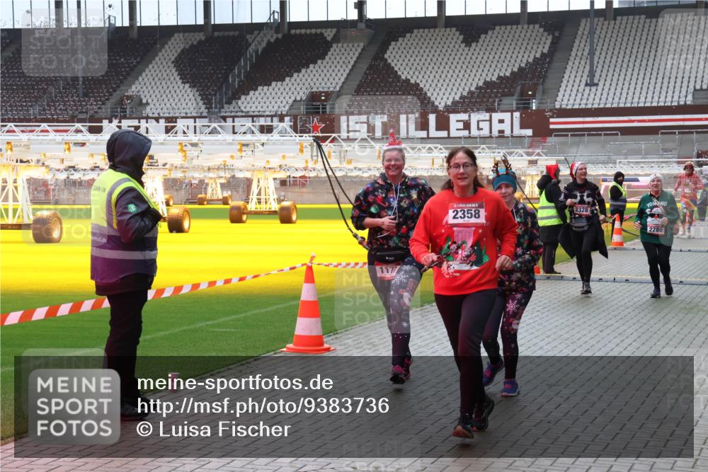 07.12.2025 - St. Pauli X-Mass-Run No. 15 Luisa Fischer http://msf.ph/oto/9383736 07.12.2025 10:55:03 Ziel 1177, 2358, 2328, 2286, 656, 692, 1177, 1393, 1489, 2286, 2328, 2358, 2360, 2832, 3391, 3437 meine-sportfotos.de
