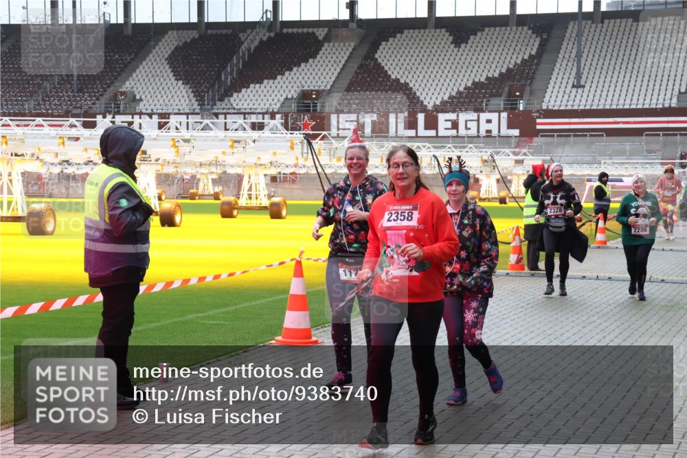 07.12.2025 - St. Pauli X-Mass-Run No. 15 Luisa Fischer http://msf.ph/oto/9383740 07.12.2025 10:55:04 Ziel 2358, 2328, 2286, 656, 692, 1177, 1393, 1489, 2286, 2328, 2358, 2360, 2832, 3391, 3437 meine-sportfotos.de