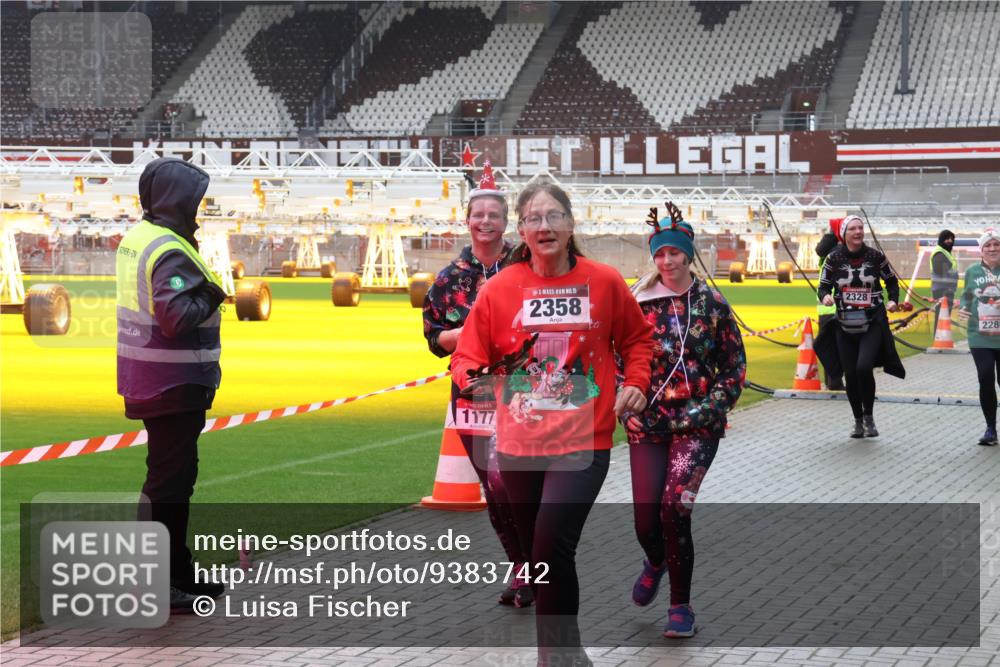 07.12.2025 - St. Pauli X-Mass-Run No. 15 Luisa Fischer http://msf.ph/oto/9383742 07.12.2025 10:55:04 Ziel 1177, 15, 2358, 2328, 228, 656, 692, 1177, 1393, 1489, 2286, 2328, 2358, 2360, 2832, 3391, 3437 meine-sportfotos.de