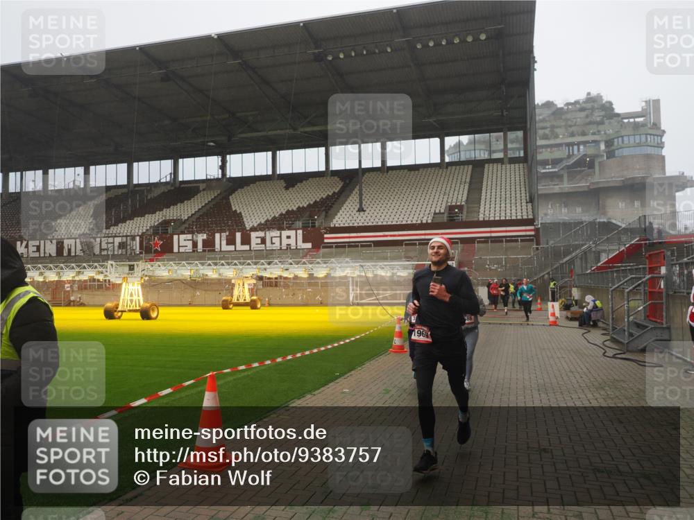07.12.2025 - St. Pauli X-Mass-Run No. 15 Fabian Wolf http://msf.ph/oto/9383757 07.12.2025 10:11:16 Ziel 1969, 3354, 3815, 4499, 4525 meine-sportfotos.de