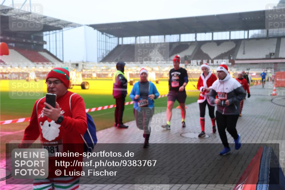 07.12.2025 - St. Pauli X-Mass-Run No. 15 Luisa Fischer http://msf.ph/oto/9383767 07.12.2025 10:13:47 Ziel 4081, 36867, 8588, 80, 88, 970, 1044, 1062, 1126, 1220, 1397, 1733, 2687, 2711, 2712, 2905, 3588, 3589, 4081, 4082, 4083, 4487, 4664 meine-sportfotos.de