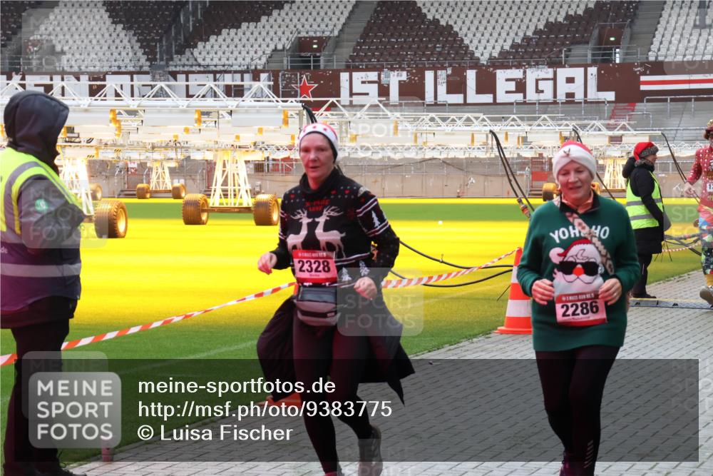 07.12.2025 - St. Pauli X-Mass-Run No. 15 Luisa Fischer http://msf.ph/oto/9383775 07.12.2025 10:55:08 Ziel 2328, 2286, 656, 692, 1177, 1393, 1489, 2286, 2328, 2358, 2360, 2832, 3391, 3437 meine-sportfotos.de