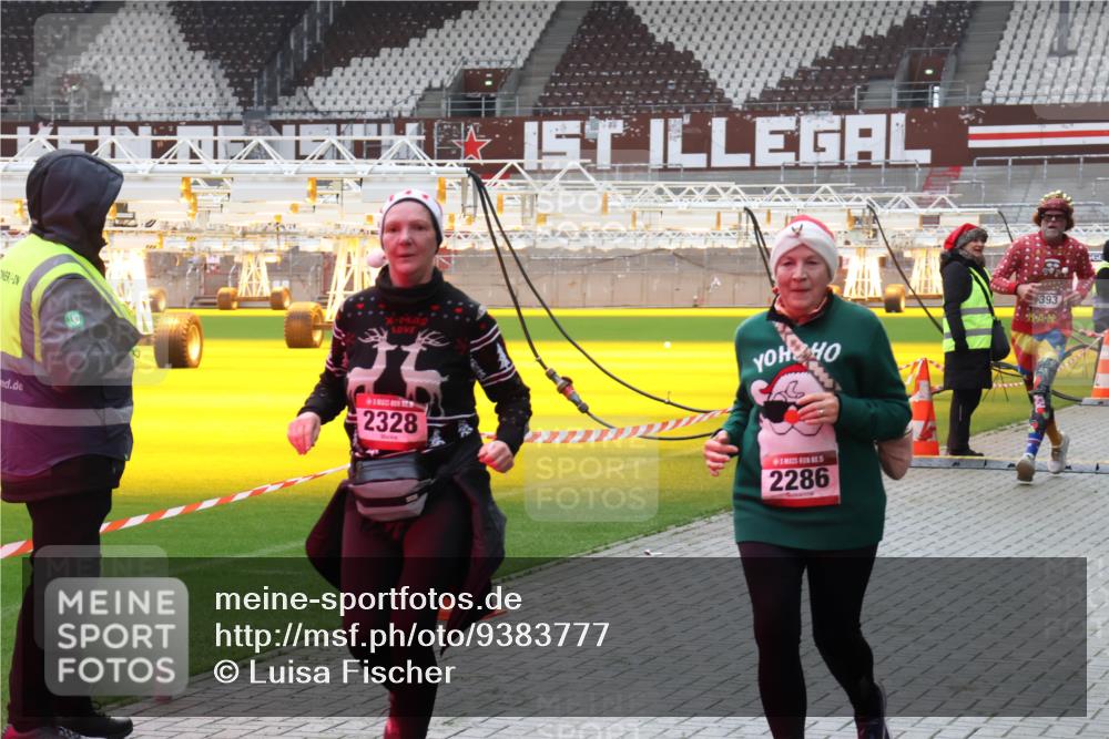 07.12.2025 - St. Pauli X-Mass-Run No. 15 Luisa Fischer http://msf.ph/oto/9383777 07.12.2025 10:55:08 Ziel 393, 2328, 5, 2286, 656, 692, 1177, 1393, 1489, 2286, 2328, 2358, 2360, 2832, 3391, 3437 meine-sportfotos.de