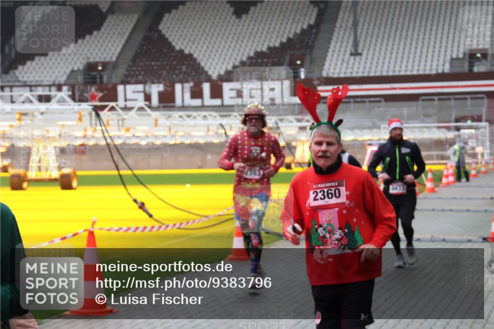 07.12.2025 - St. Pauli X-Mass-Run No. 15 Luisa Fischer http://msf.ph/oto/9383796 07.12.2025 10:55:10 Ziel 4391, 5, 2360, 656, 692, 1177, 1393, 1489, 2286, 2328, 2358, 2360, 2832, 3391, 3437 meine-sportfotos.de
