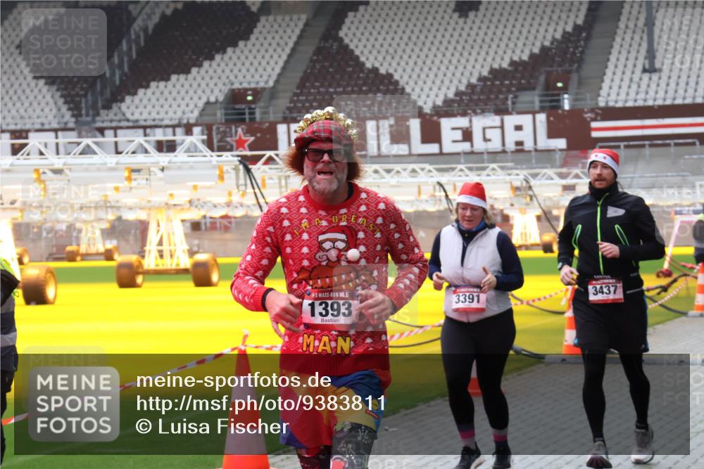 07.12.2025 - St. Pauli X-Mass-Run No. 15 Luisa Fischer http://msf.ph/oto/9383811 07.12.2025 10:55:12 Ziel 15, 1393, 3391, 3437, 656, 692, 1177, 1393, 1489, 2286, 2328, 2358, 2360, 2832, 3391, 3437 meine-sportfotos.de