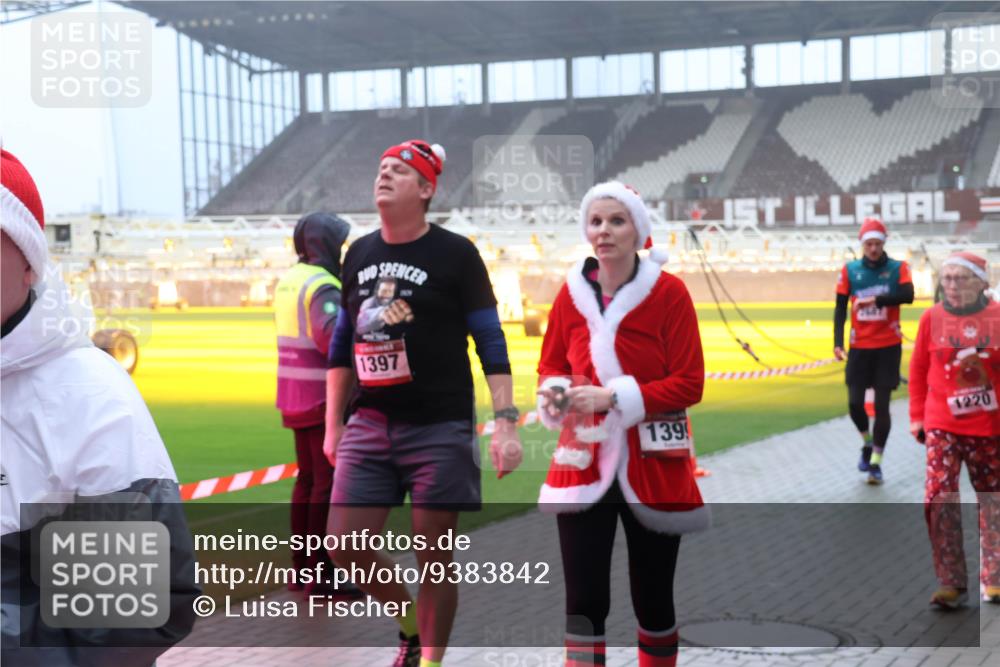 07.12.2025 - St. Pauli X-Mass-Run No. 15 Luisa Fischer http://msf.ph/oto/9383842 07.12.2025 10:13:49 Ziel 1397, 139, 6987, 1220, 80, 88, 970, 1044, 1062, 1126, 1220, 1397, 1699, 1733, 2687, 2711, 2712, 2905, 3588, 3589, 4081, 4082, 4083, 4487, 4664 meine-sportfotos.de