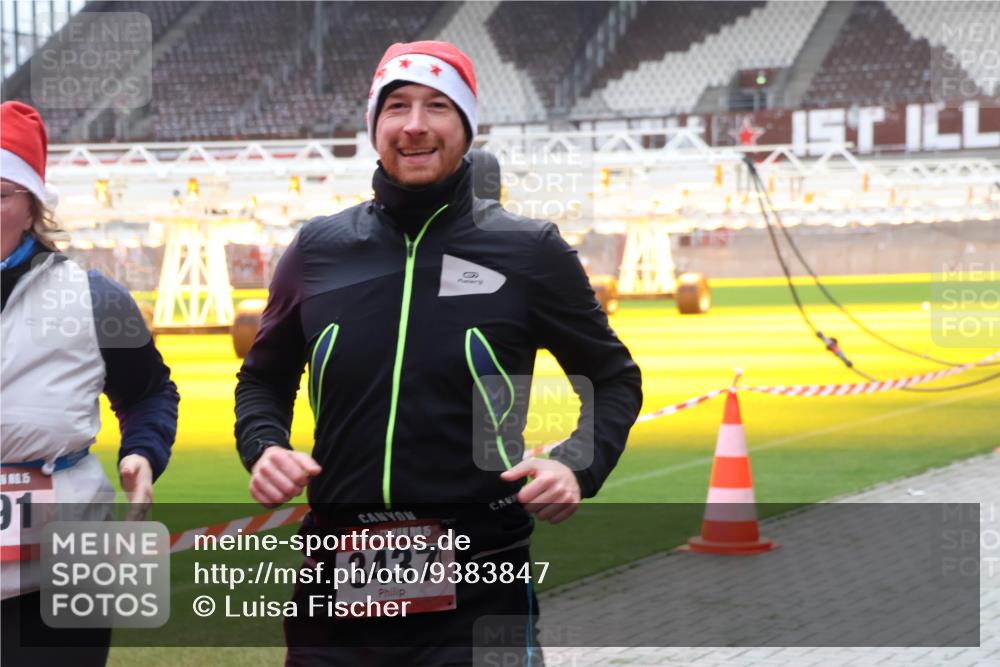 07.12.2025 - St. Pauli X-Mass-Run No. 15 Luisa Fischer http://msf.ph/oto/9383847 07.12.2025 10:55:17 Ziel 5, 91, 15, 3437, 656, 692, 1177, 1393, 1489, 1689, 2286, 2328, 2358, 2360, 2832, 3391, 3437 meine-sportfotos.de