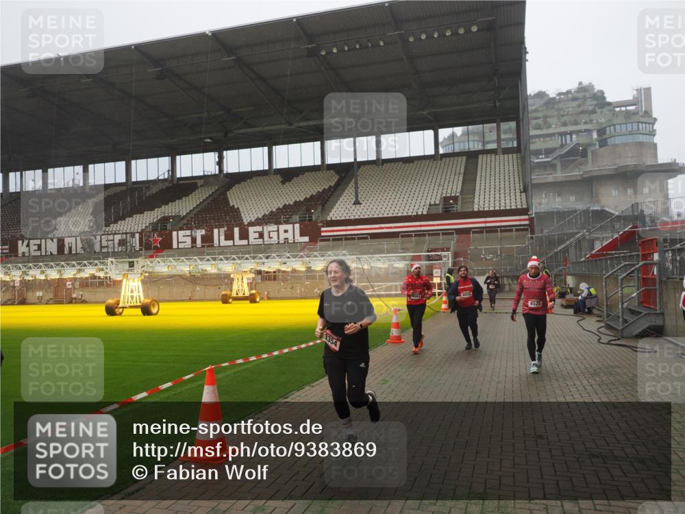 07.12.2025 - St. Pauli X-Mass-Run No. 15 Fabian Wolf http://msf.ph/oto/9383869 07.12.2025 10:11:24 Ziel 1969, 3354, 3815, 4499, 4525, 4659, 4661, 4662 meine-sportfotos.de