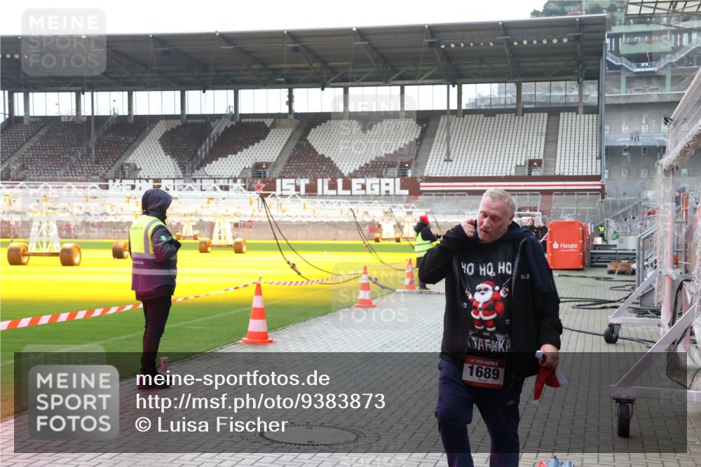 07.12.2025 - St. Pauli X-Mass-Run No. 15 Luisa Fischer http://msf.ph/oto/9383873 07.12.2025 10:56:32 Ziel 15, 1689, 951, 955, 1790, 1793, 2170, 2485, 4063, 4493 meine-sportfotos.de