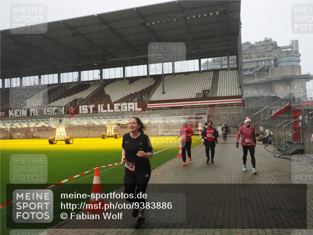 07.12.2025 - St. Pauli X-Mass-Run No. 15 Fabian Wolf http://msf.ph/oto/9383886 07.12.2025 10:11:24 Ziel 1969, 3354, 3815, 4499, 4525, 4659, 4661, 4662 meine-sportfotos.de