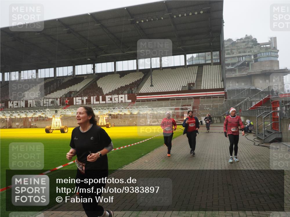 07.12.2025 - St. Pauli X-Mass-Run No. 15 Fabian Wolf http://msf.ph/oto/9383897 07.12.2025 10:11:25 Ziel 1969, 3354, 3815, 4499, 4525, 4659, 4661, 4662 meine-sportfotos.de