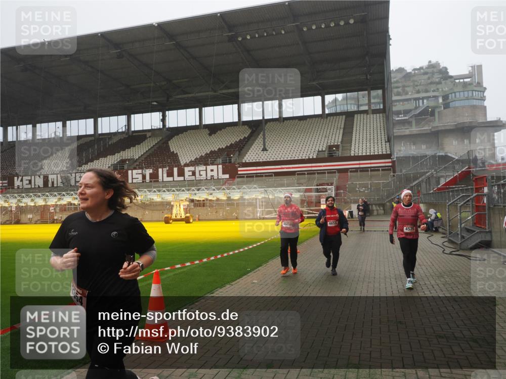 07.12.2025 - St. Pauli X-Mass-Run No. 15 Fabian Wolf http://msf.ph/oto/9383902 07.12.2025 10:11:25 Ziel 1969, 3354, 3815, 4499, 4525, 4659, 4661, 4662 meine-sportfotos.de