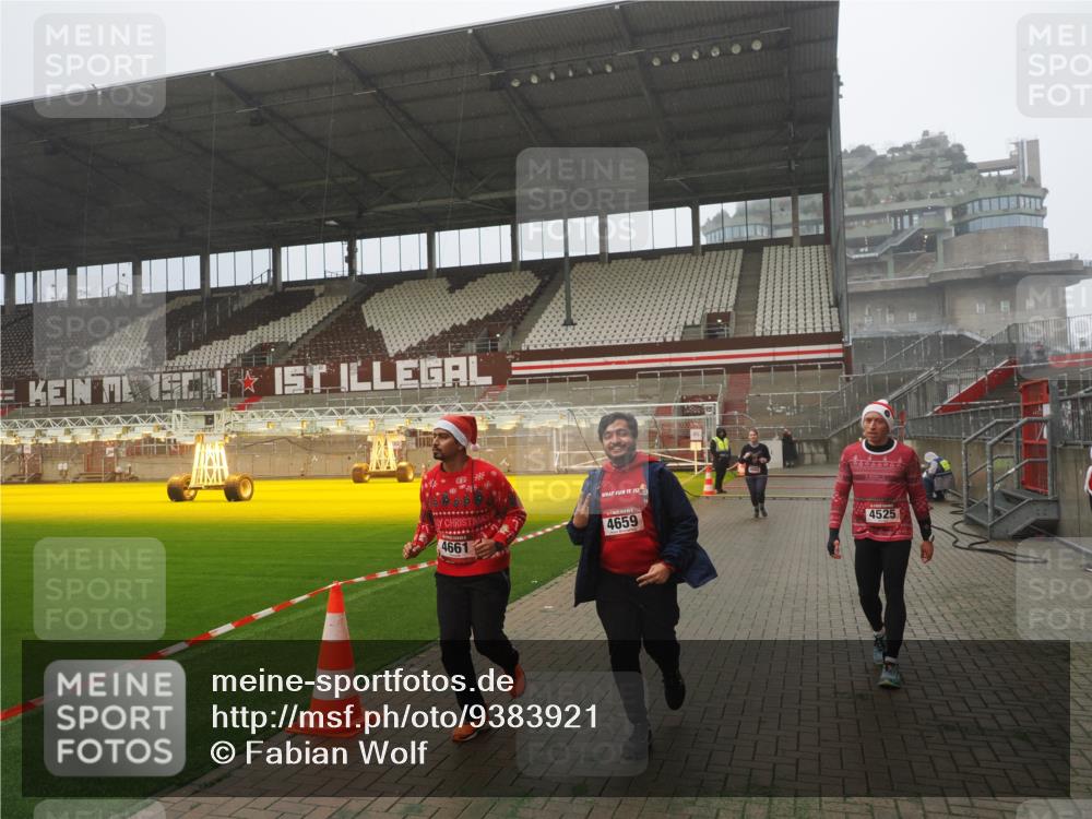 07.12.2025 - St. Pauli X-Mass-Run No. 15 Fabian Wolf http://msf.ph/oto/9383921 07.12.2025 10:11:26 Ziel 1969, 3354, 3815, 4499, 4525, 4659, 4661, 4662 meine-sportfotos.de