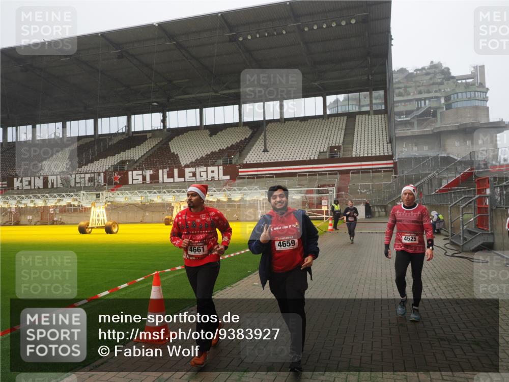 07.12.2025 - St. Pauli X-Mass-Run No. 15 Fabian Wolf http://msf.ph/oto/9383927 07.12.2025 10:11:27 Ziel 1969, 3354, 3815, 4499, 4525, 4659, 4661, 4662 meine-sportfotos.de