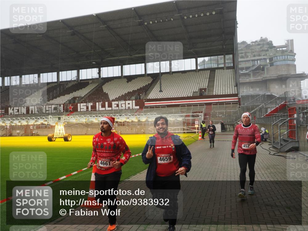 07.12.2025 - St. Pauli X-Mass-Run No. 15 Fabian Wolf http://msf.ph/oto/9383932 07.12.2025 10:11:27 Ziel 1969, 3354, 3815, 4499, 4525, 4659, 4661, 4662 meine-sportfotos.de