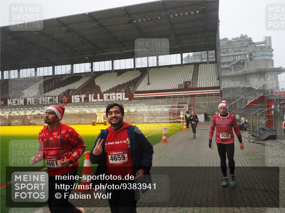 07.12.2025 - St. Pauli X-Mass-Run No. 15 Fabian Wolf http://msf.ph/oto/9383941 07.12.2025 10:11:27 Ziel 1969, 3354, 3815, 4499, 4525, 4659, 4661, 4662 meine-sportfotos.de