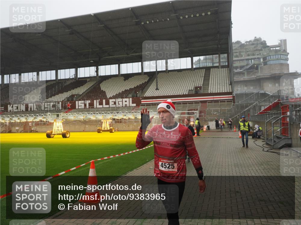 07.12.2025 - St. Pauli X-Mass-Run No. 15 Fabian Wolf http://msf.ph/oto/9383965 07.12.2025 10:11:30 Ziel 1969, 3354, 4499, 4525, 4659, 4661, 4662 meine-sportfotos.de