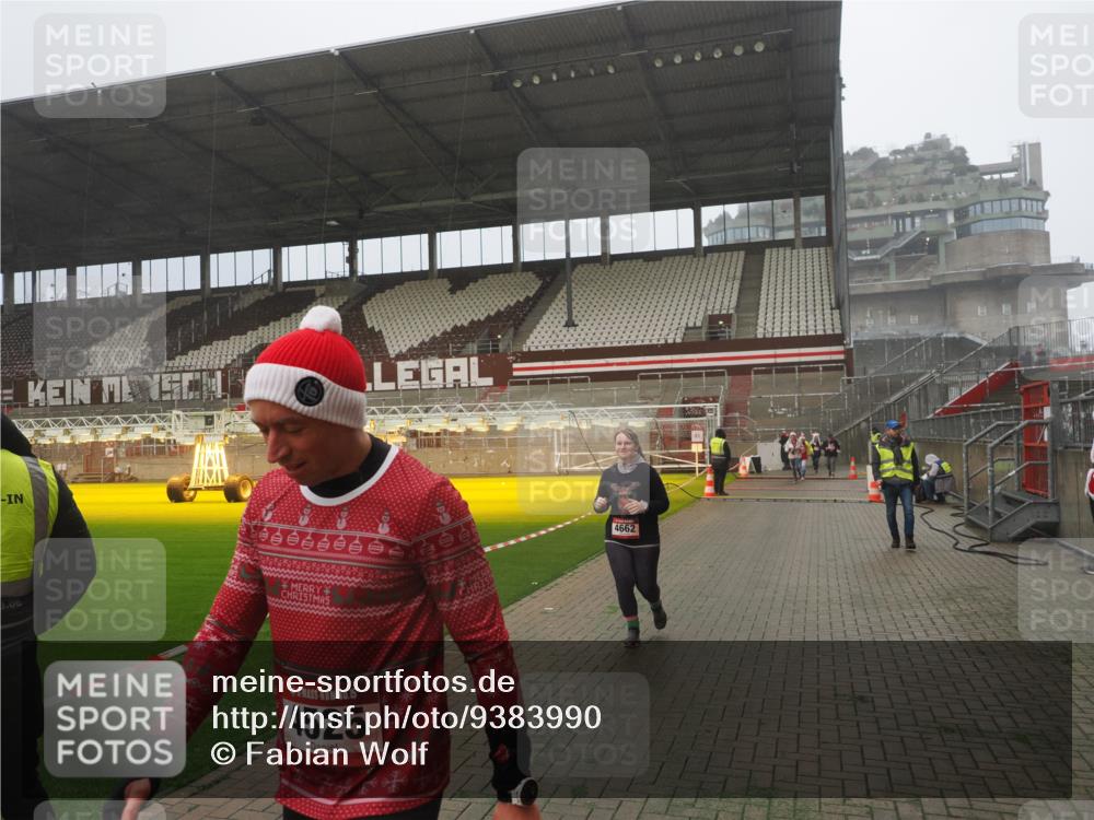 07.12.2025 - St. Pauli X-Mass-Run No. 15 Fabian Wolf http://msf.ph/oto/9383990 07.12.2025 10:11:31 Ziel 1969, 3354, 4499, 4525, 4659, 4661, 4662 meine-sportfotos.de