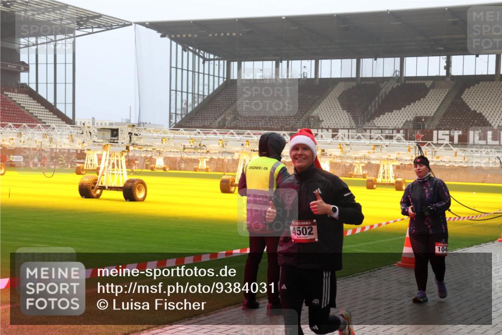 07.12.2025 - St. Pauli X-Mass-Run No. 15 Luisa Fischer http://msf.ph/oto/9384031 07.12.2025 10:14:25 Ziel 15, 4502, 104, 88, 174, 970, 1699, 2905, 2951, 3243, 4371, 4489, 4502, 4526 meine-sportfotos.de