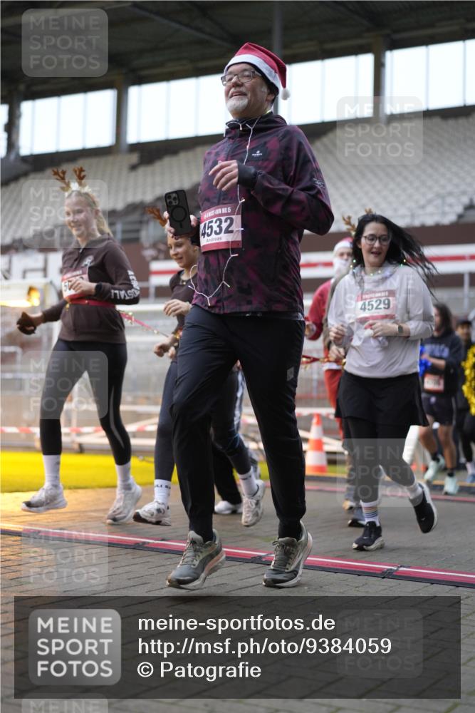 07.12.2025 - St. Pauli X-Mass-Run No. 15 Patografie http://msf.ph/oto/9384059 07.12.2025 10:26:16 Ziel 23, 28, 368, 1638, 1639, 2068, 2518, 2648, 2649, 2922, 3698, 3699, 4044, 4093, 4448, 4460, 4461, 4469, 4481, 4529, 4532, 4699, 4703, 4709, 5010 meine-sportfotos.de