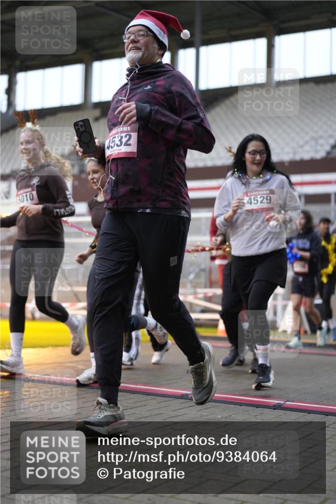 07.12.2025 - St. Pauli X-Mass-Run No. 15 Patografie http://msf.ph/oto/9384064 07.12.2025 10:26:16 Ziel 23, 28, 368, 1638, 1639, 2068, 2518, 2648, 2649, 2922, 3698, 3699, 4044, 4093, 4448, 4460, 4461, 4469, 4481, 4529, 4532, 4699, 4703, 4709, 5010 meine-sportfotos.de