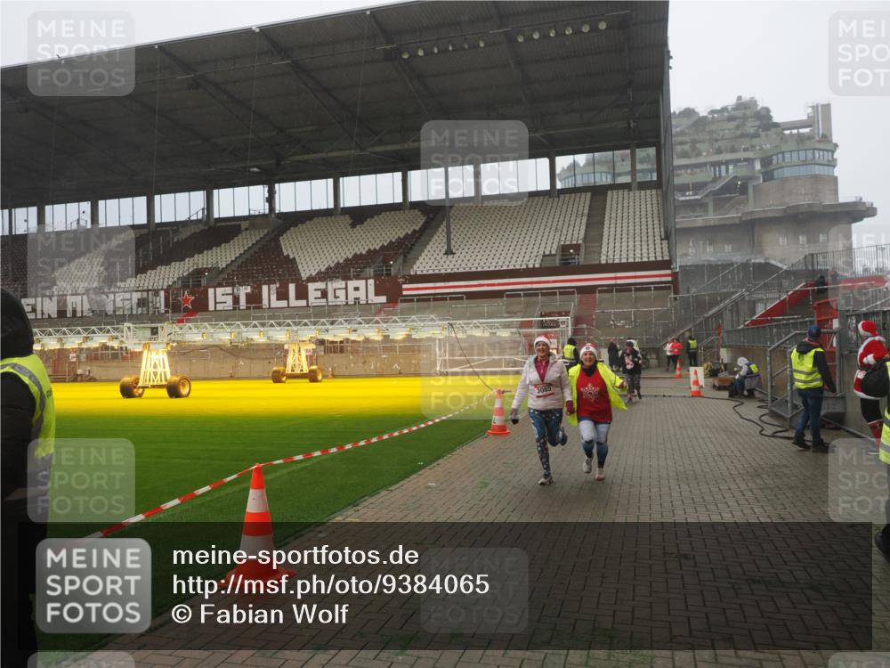 07.12.2025 - St. Pauli X-Mass-Run No. 15 Fabian Wolf http://msf.ph/oto/9384065 07.12.2025 10:11:37 Ziel 670, 2909, 3085, 3909, 4659, 4661, 4662 meine-sportfotos.de