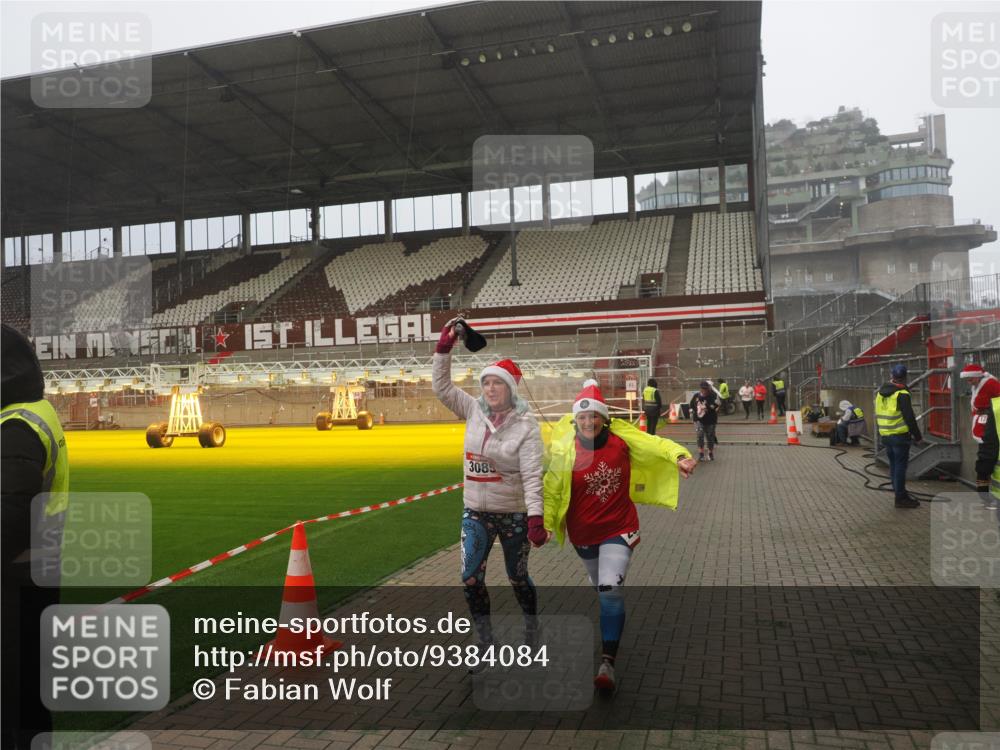 07.12.2025 - St. Pauli X-Mass-Run No. 15 Fabian Wolf http://msf.ph/oto/9384084 07.12.2025 10:11:38 Ziel 670, 2909, 3085, 3909, 4659, 4662 meine-sportfotos.de