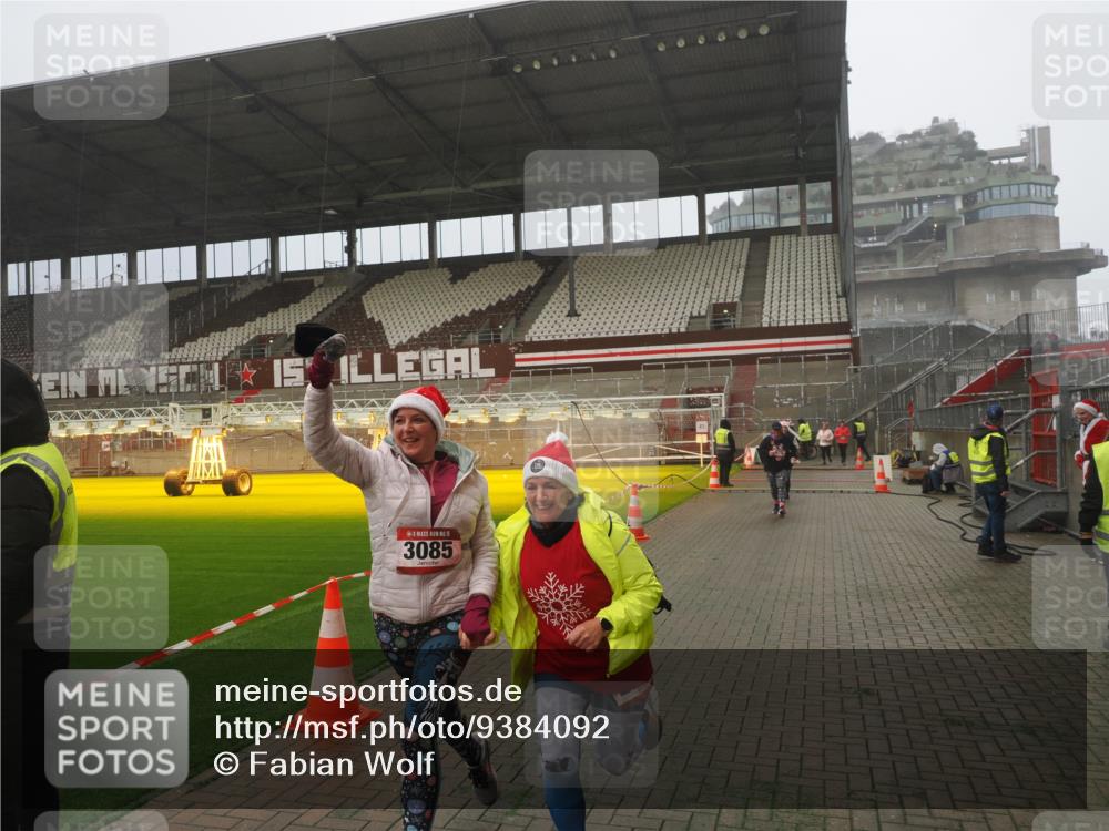 07.12.2025 - St. Pauli X-Mass-Run No. 15 Fabian Wolf http://msf.ph/oto/9384092 07.12.2025 10:11:39 Ziel 670, 2909, 3085, 3909, 4662 meine-sportfotos.de