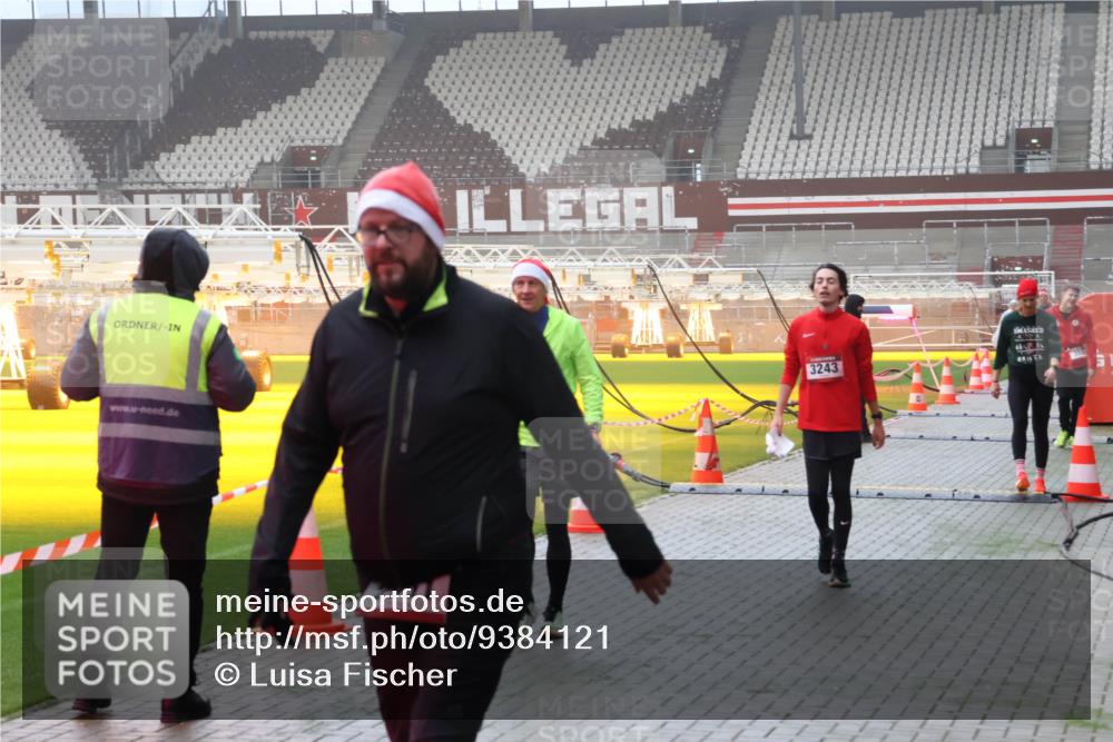 07.12.2025 - St. Pauli X-Mass-Run No. 15 Luisa Fischer http://msf.ph/oto/9384121 07.12.2025 10:14:36 Ziel 3243, 174, 352, 1158, 1699, 2951, 3243, 4371, 4489, 4502, 4526, 4545 meine-sportfotos.de