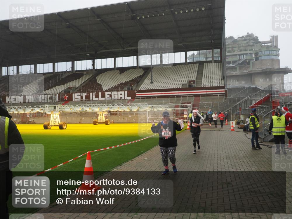 07.12.2025 - St. Pauli X-Mass-Run No. 15 Fabian Wolf http://msf.ph/oto/9384133 07.12.2025 10:11:43 Ziel 670, 2909, 3085, 3761, 3767, 3909 meine-sportfotos.de