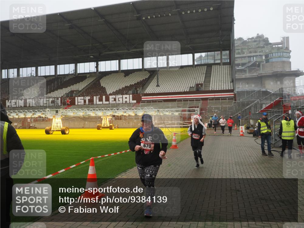 07.12.2025 - St. Pauli X-Mass-Run No. 15 Fabian Wolf http://msf.ph/oto/9384139 07.12.2025 10:11:44 Ziel 670, 2906, 2909, 3085, 3761, 3767, 3909 meine-sportfotos.de