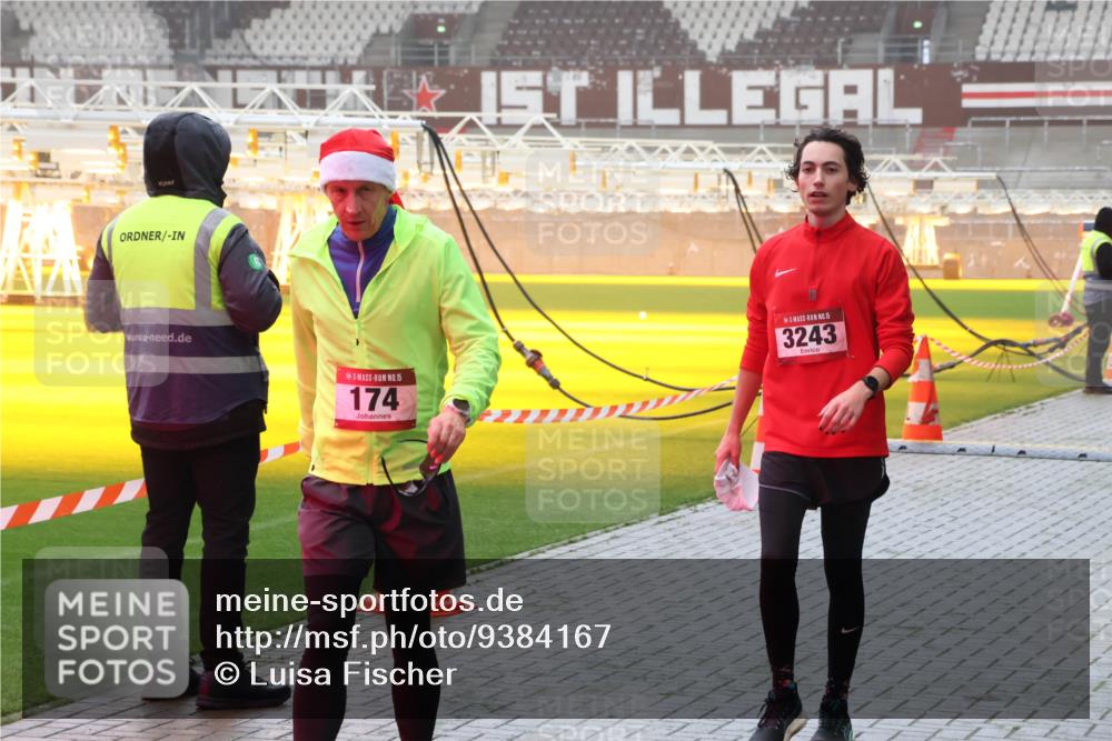 07.12.2025 - St. Pauli X-Mass-Run No. 15 Luisa Fischer http://msf.ph/oto/9384167 07.12.2025 10:14:40 Ziel 15, 174, 15, 3243, 174, 352, 1158, 2564, 2617, 2618, 2864, 2951, 3243, 4371, 4489, 4502, 4526, 4545 meine-sportfotos.de
