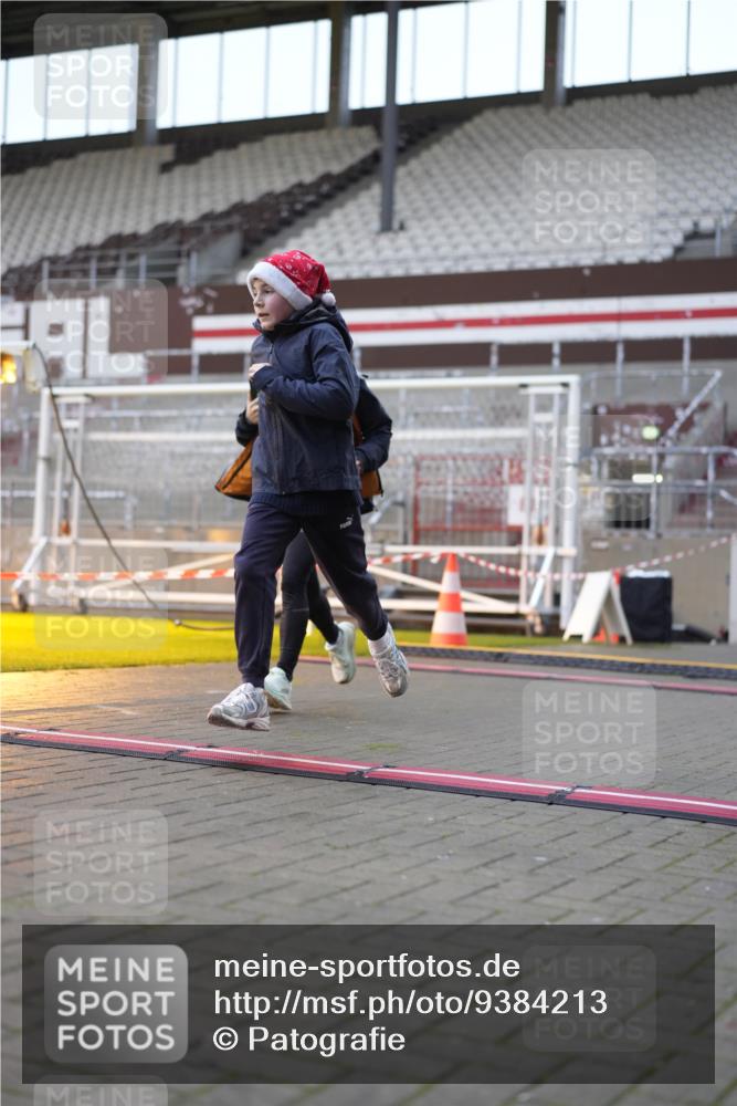 07.12.2025 - St. Pauli X-Mass-Run No. 15 Patografie http://msf.ph/oto/9384213 07.12.2025 10:26:53 Ziel 159, 3720, 3771, 3787, 3828, 4185, 4384, 4705 meine-sportfotos.de